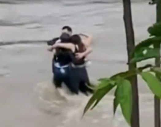 Ιταλία: Η συγκλονιστική στιγμή με την αγκαλιά τριών φίλων πριν παρασυρθούν από χείμαρρο (βίντεο)