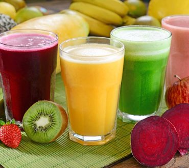 Φρούτα και λαχανικά: Να τα προτιμάμε ολόκληρα ή να πίνουμε τον χυμό τους;