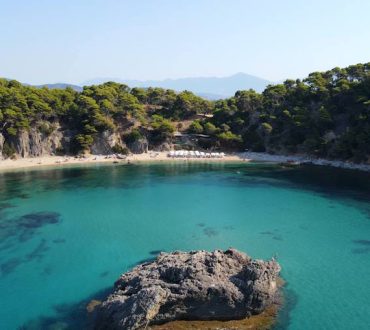 Αλωνάκι: Η πιο γραφική παραλία της Ηπείρου με τα καταπράσινα νερά (βίντεο)