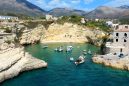 Μέζαπος Λακωνίας: Ένα γραφικό ψαροχώρι με γαλαζοπράσινα νερά, θαλάσσιες σπηλιές και θρύλους για κρυμμένους θησαυρούς (βίντεο)