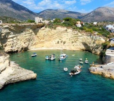 Μέζαπος Λακωνίας: Ένα γραφικό ψαροχώρι με γαλαζοπράσινα νερά, θαλάσσιες σπηλιές και θρύλους για κρυμμένους θησαυρούς (βίντεο)