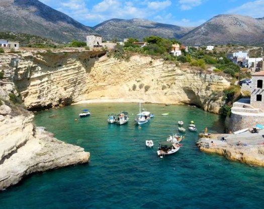 Μέζαπος Λακωνίας: Ένα γραφικό ψαροχώρι με γαλαζοπράσινα νερά, θαλάσσιες σπηλιές και θρύλους για κρυμμένους θησαυρούς (βίντεο)