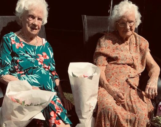 Βρετανία: Δίδυμες αδερφές είναι 104 ετών και μοιράζονται τα μυστικά της μακροζωίας τους