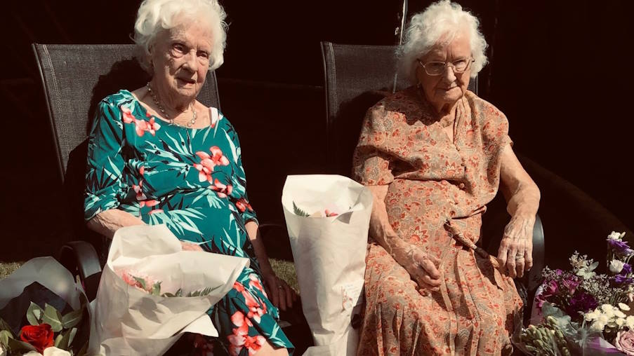 Βρετανία: Δίδυμες αδερφές είναι 104 ετών και μοιράζονται τα μυστικά της μακροζωίας τους