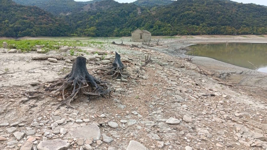 Άρτα: Βυθισμένος οικισμός στην τεχνητή λίμνη του Πουρναρίου βγήκε στην επιφάνεια λόγω ξηρασίας