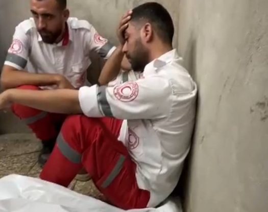 Γάζα: Η στιγμή που ένας διασώστης συνειδητοποιεί ότι μεταφέρει το πτώμα της μητέρας του