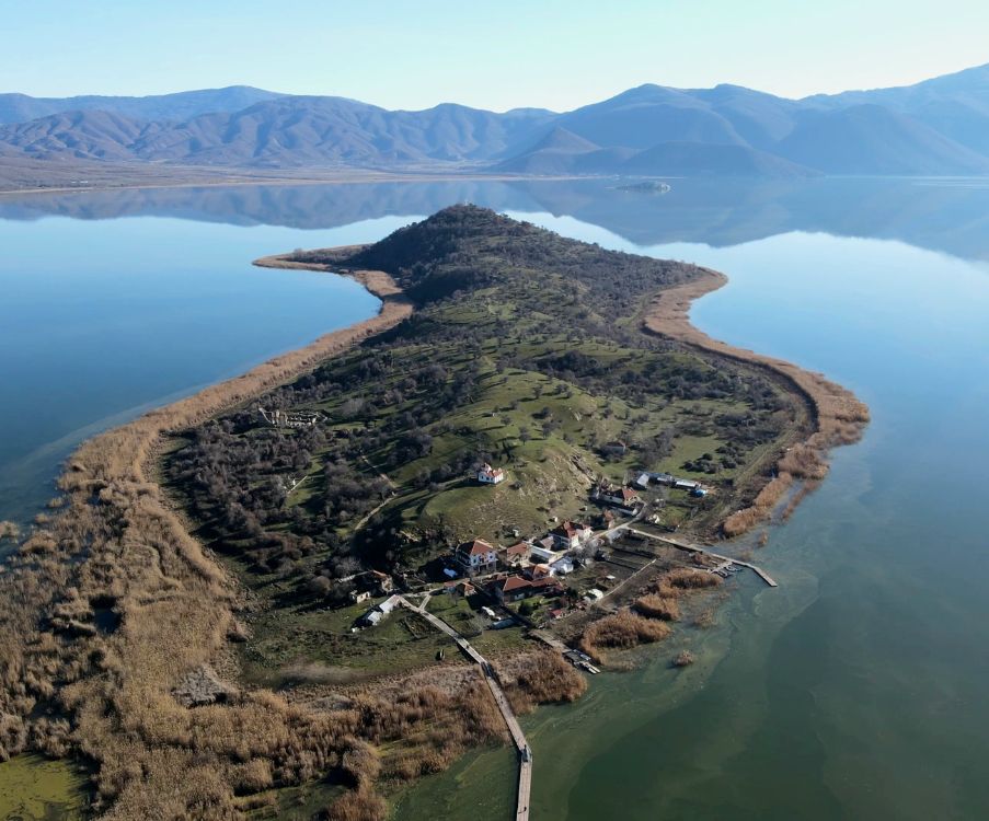 Άγιος Αχίλλειος Πρεσπών: Η μικρή κατοικημένη νησίδα μέσα στην λίμνη (βίντεο)