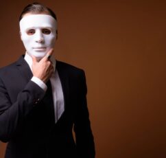 Οι περισσότεροι ψεύτες δεν μοιάζουν με ψεύτες. Μοιάζουν με ανθρώπους που θέλουμε να πιστέψουμε