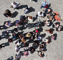 Street Shooters: Η φωτογραφική κοινότητα που ενώνει τους καλλιτέχνες για καλό σκοπό (βίντεο)