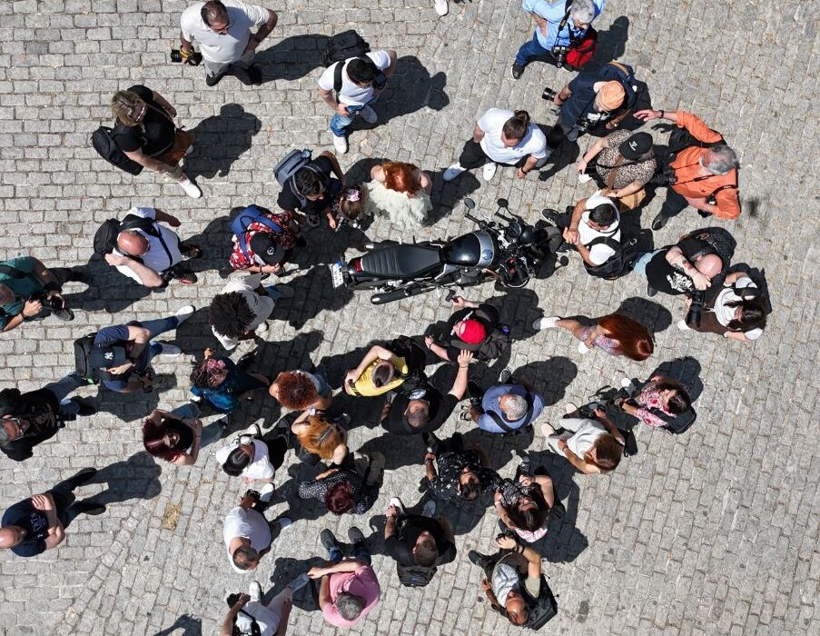 Street Shooters: Η φωτογραφική κοινότητα που ενώνει τους καλλιτέχνες για καλό σκοπό (βίντεο)