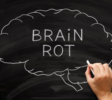 Brain rot: Πώς η υπερβολική χρήση οθονών αλλάζει τον εγκέφαλό μας