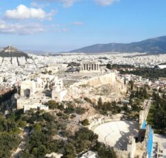 Περιήγηση στον «ιερό βράχο» των Αθηναίων (βίντεο)
