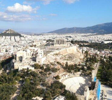Περιήγηση στον «ιερό βράχο» των Αθηναίων (βίντεο)