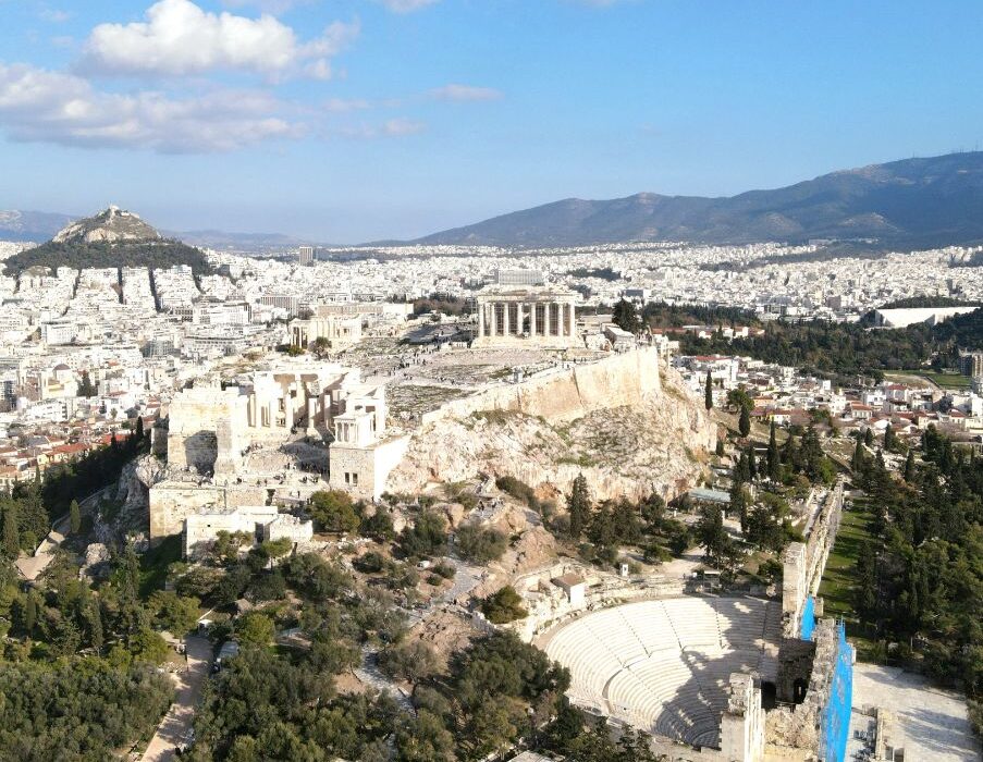 Περιήγηση στον «ιερό βράχο» των Αθηναίων (βίντεο)