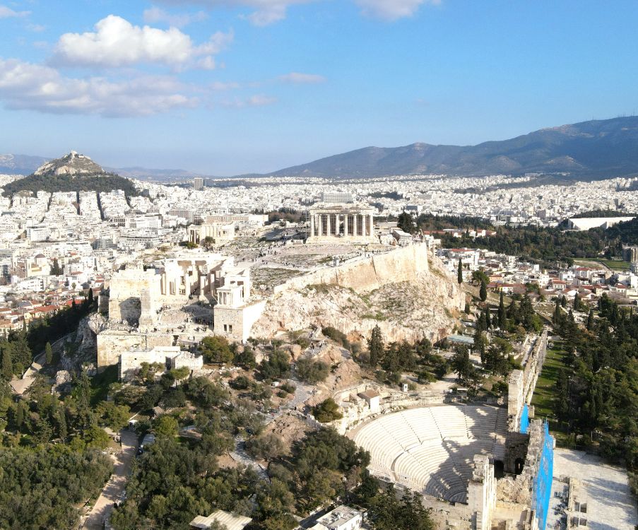 Περιήγηση στον «ιερό βράχο» των Αθηναίων (βίντεο)