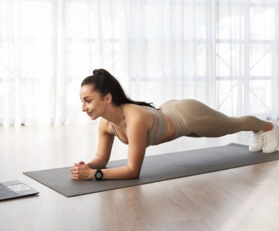 Η πιο χρήσιμη 15λεπτη ρουτίνα: 3 απλές ασκήσεις που κινητοποιούν όλο το σώμα