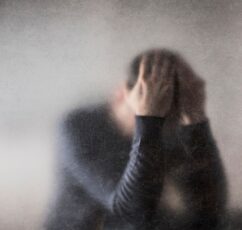 Οι «κρυφές απολαύσεις της μιζέριας». Γιατί μερικές φορές δεν θέλουμε να αλλάξουμε;