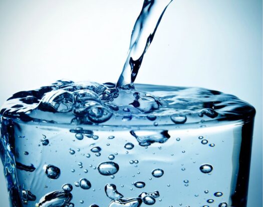 Αν το ποτήρι δεν αδειάσει, δεν μπορεί να χωρέσει τίποτα άλλο... και κυρίως, δεν μπορεί να ξεδιψάσει κανέναν