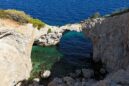 Σπηλιά της Φώκιας: Η κρυμμένη παραλία που δεν την βλέπει ποτέ ο ήλιος (βίντεο)