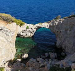 Σπηλιά της Φώκιας: Η κρυμμένη παραλία που δεν την βλέπει ποτέ ο ήλιος (βίντεο)