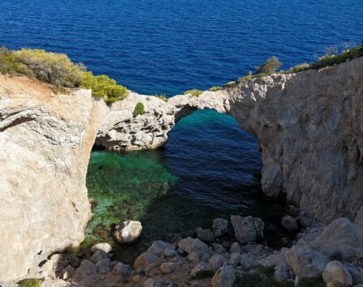 Σπηλιά της Φώκιας: Η κρυμμένη παραλία που δεν την βλέπει ποτέ ο ήλιος (βίντεο)