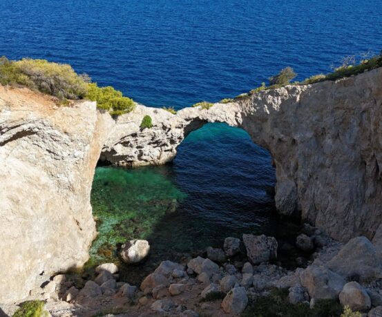 Σπηλιά της Φώκιας: Η κρυμμένη παραλία που δεν την βλέπει ποτέ ο ήλιος (βίντεο)