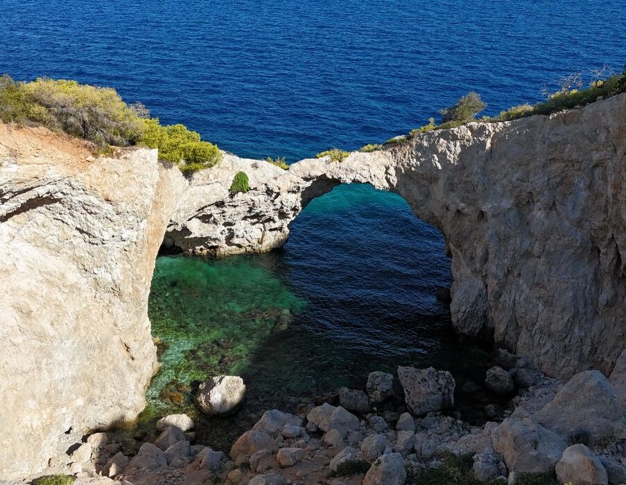 Σπηλιά της Φώκιας: Η κρυμμένη παραλία που δεν την βλέπει ποτέ ο ήλιος (βίντεο)