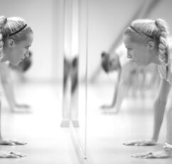 Η τεχνική του “mirror work”: Τι θα συμβεί αν αρχίσεις να μιλάς στον εαυτό σου στον καθρέφτη;