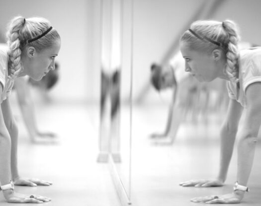 Η τεχνική του “mirror work”: Τι θα συμβεί αν αρχίσεις να μιλάς στον εαυτό σου στον καθρέφτη;