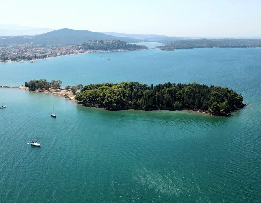 Νησάκι Κουκουμίτσα: Το σμαράγδι της Βόνιτσας (βίντεο)