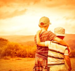 Μεγαλώνοντας αγόρια: Πώς να βοηθήσουμε το παιδί μας να χτίσει δυνατές σχέσεις