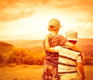 Μεγαλώνοντας αγόρια: Πώς να βοηθήσουμε το παιδί μας να χτίσει δυνατές σχέσεις