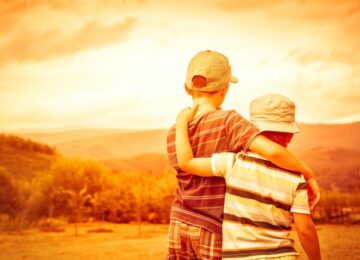 Μεγαλώνοντας αγόρια: Πώς να βοηθήσουμε το παιδί μας να χτίσει δυνατές σχέσεις