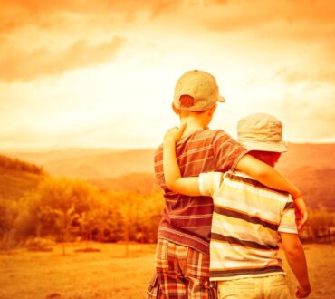 Μεγαλώνοντας αγόρια: Πώς να βοηθήσουμε το παιδί μας να χτίσει δυνατές σχέσεις