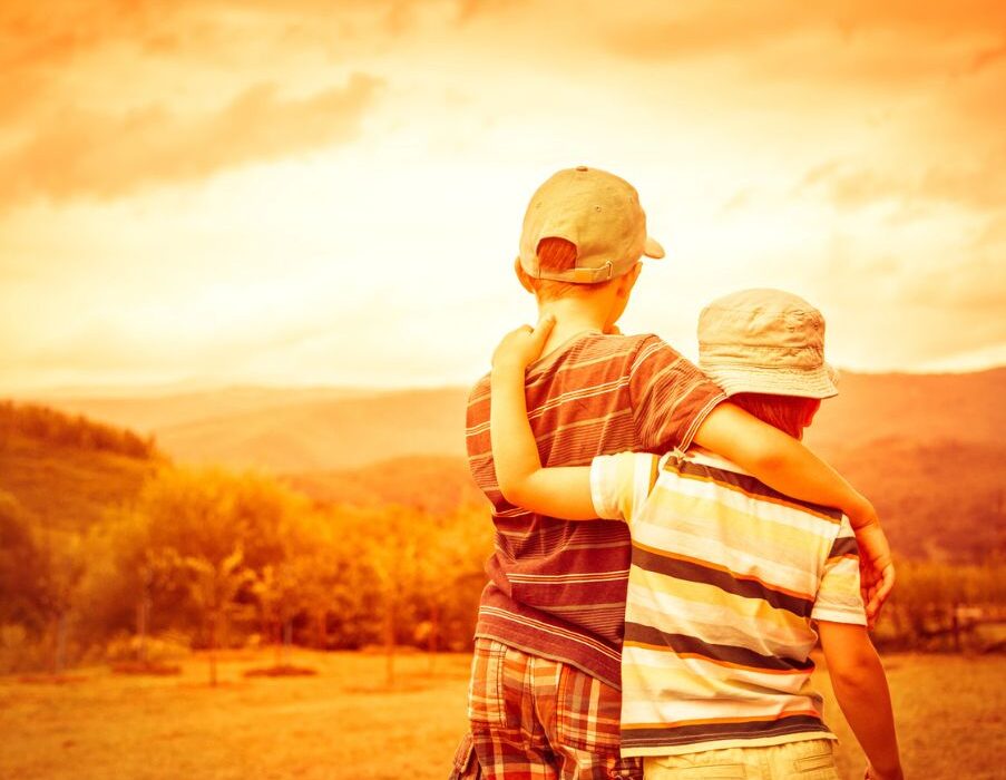 Μεγαλώνοντας αγόρια: Πώς να βοηθήσουμε το παιδί μας να χτίσει δυνατές σχέσεις