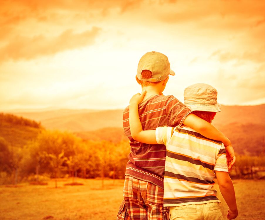 Μεγαλώνοντας αγόρια: Πώς να βοηθήσουμε το παιδί μας να χτίσει δυνατές σχέσεις