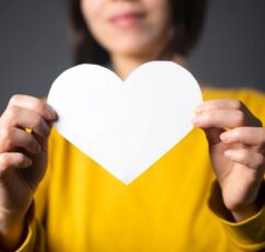 «Αν ένα άτομο αγαπά μόνο τους άλλους αλλά όχι τον εαυτό του, δεν αγαπάει πραγματικά» | Erich Fromm