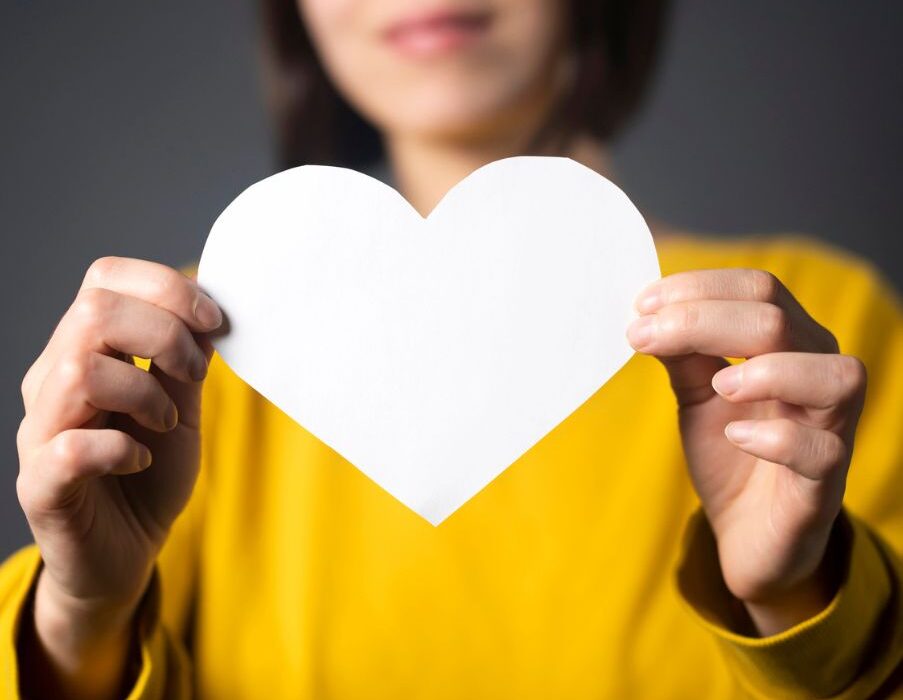 «Αν ένα άτομο αγαπά μόνο τους άλλους αλλά όχι τον εαυτό του, δεν αγαπάει πραγματικά» | Erich Fromm