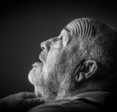 Λειτουργώ... αλλά ζω πραγματικά; Το «αόρατο» ψυχολογικό βάρος των μικρών, καθημερινών μαχών που δίνουμε χωρίς να το συνειδητοποιούμε