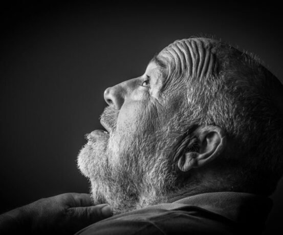 Λειτουργώ… αλλά ζω πραγματικά; Το «αόρατο» ψυχολογικό βάρος των μικρών, καθημερινών μαχών που δίνουμε χωρίς να το συνειδητοποιούμε