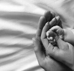 Η «Θεωρία της προσκόλλησης μητέρας και βρέφους». Πώς επιδρά το νευρικό σύστημα στο χτίσιμο του χαρακτήρα μας