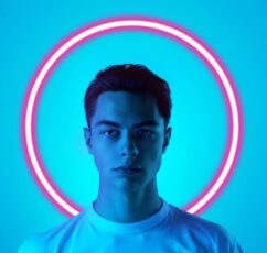 Spotlight effect | Όταν πιστεύουμε ότι οι άλλοι μας προσέχουν πολύ περισσότερο απ’ όσο στην πραγματικότητα