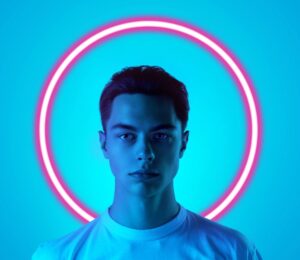 Spotlight effect | Όταν πιστεύουμε ότι οι άλλοι μας προσέχουν πολύ περισσότερο απ’ όσο στην πραγματικότητα