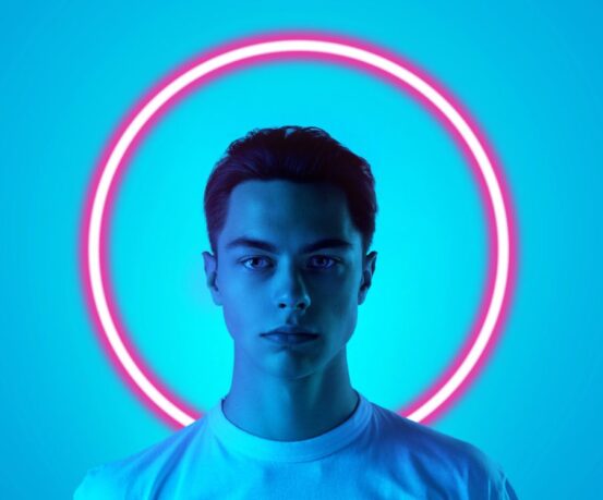 Spotlight effect | Τελικά οι άνθρωποι γύρω μας, μας προσέχουν όσο νομίζουμε;