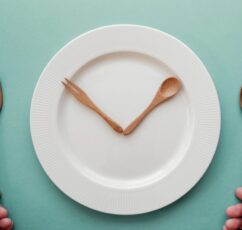 Από το "φαγητό μέχρι τελικής πτώσεως" στην αφαγία. Τα λάθη που κάνουμε για να διορθώσουμε τις υπερβολές μας