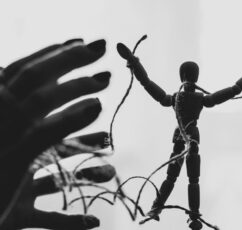 «Δεν είμαι υπεύθυνος μόνο για ό,τι κάνω, αλλά και για ό,τι ανέχομαι» | Albert Camus