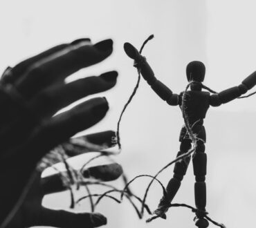 «Δεν είμαι υπεύθυνος μόνο για ό,τι κάνω, αλλά και για ό,τι ανέχομαι» | Albert Camus