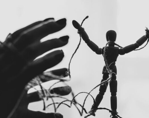 «Δεν είμαι υπεύθυνος μόνο για ό,τι κάνω, αλλά και για ό,τι ανέχομαι» | Albert Camus