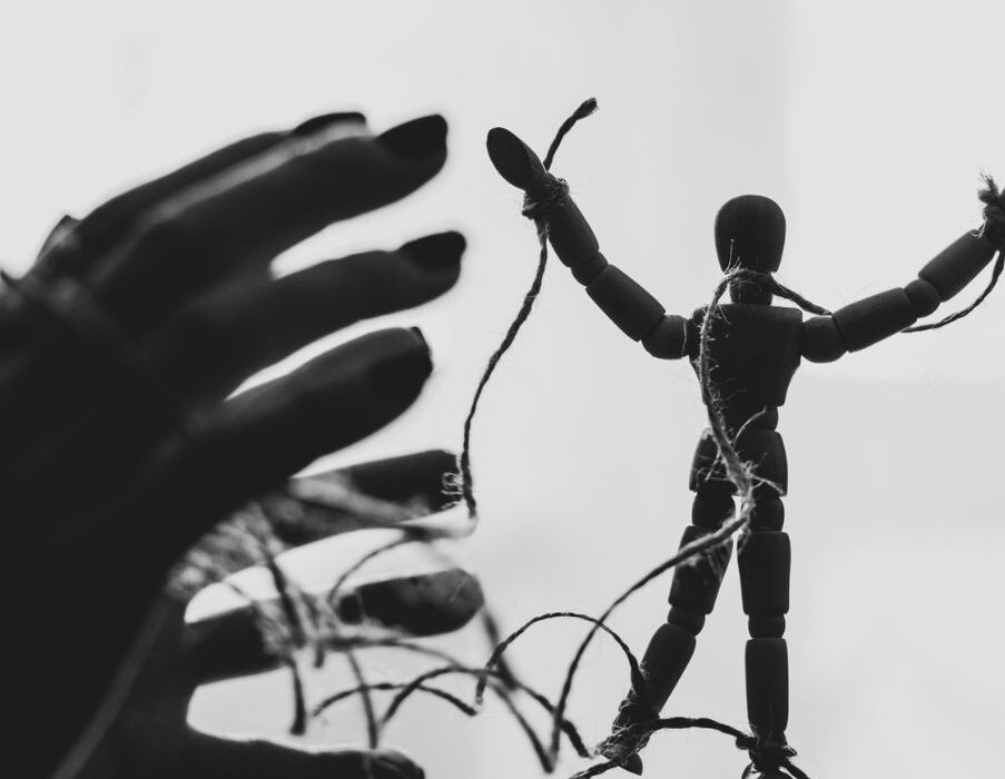 «Δεν είμαι υπεύθυνος μόνο για ό,τι κάνω, αλλά και για ό,τι ανέχομαι» | Albert Camus