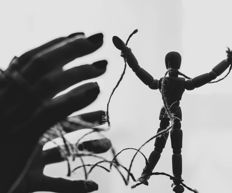 «Δεν είμαι υπεύθυνος μόνο για ό,τι κάνω, αλλά και για ό,τι ανέχομαι» | Albert Camus